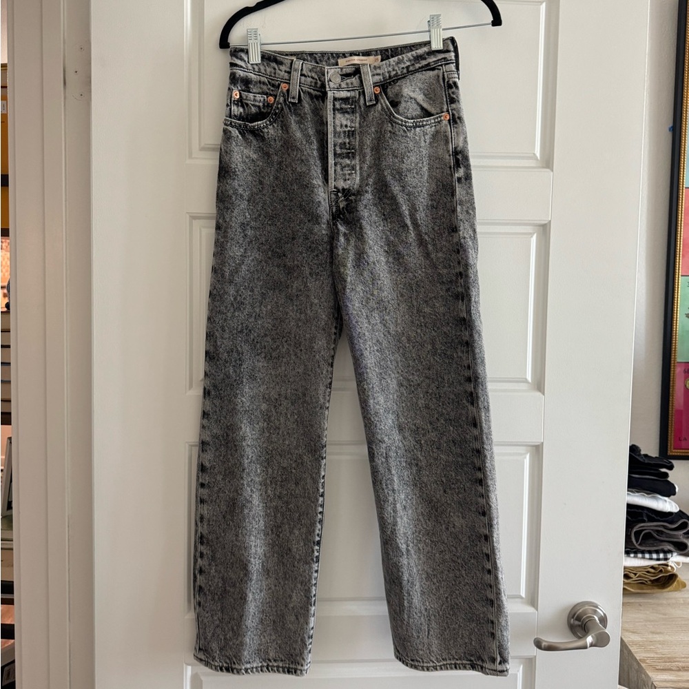 Women's Gray Acid Wash Levi’s Jeans - Picture 2 of 7